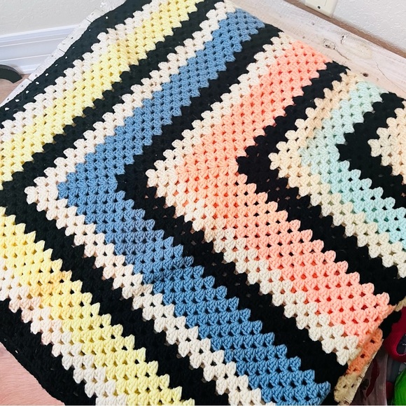 VTG 70’s AFGHAN CROCHET FRINGE THROW BLANKET HANDMADE PASTEL BLUE PINK YELLOW - Picture 3 of 9